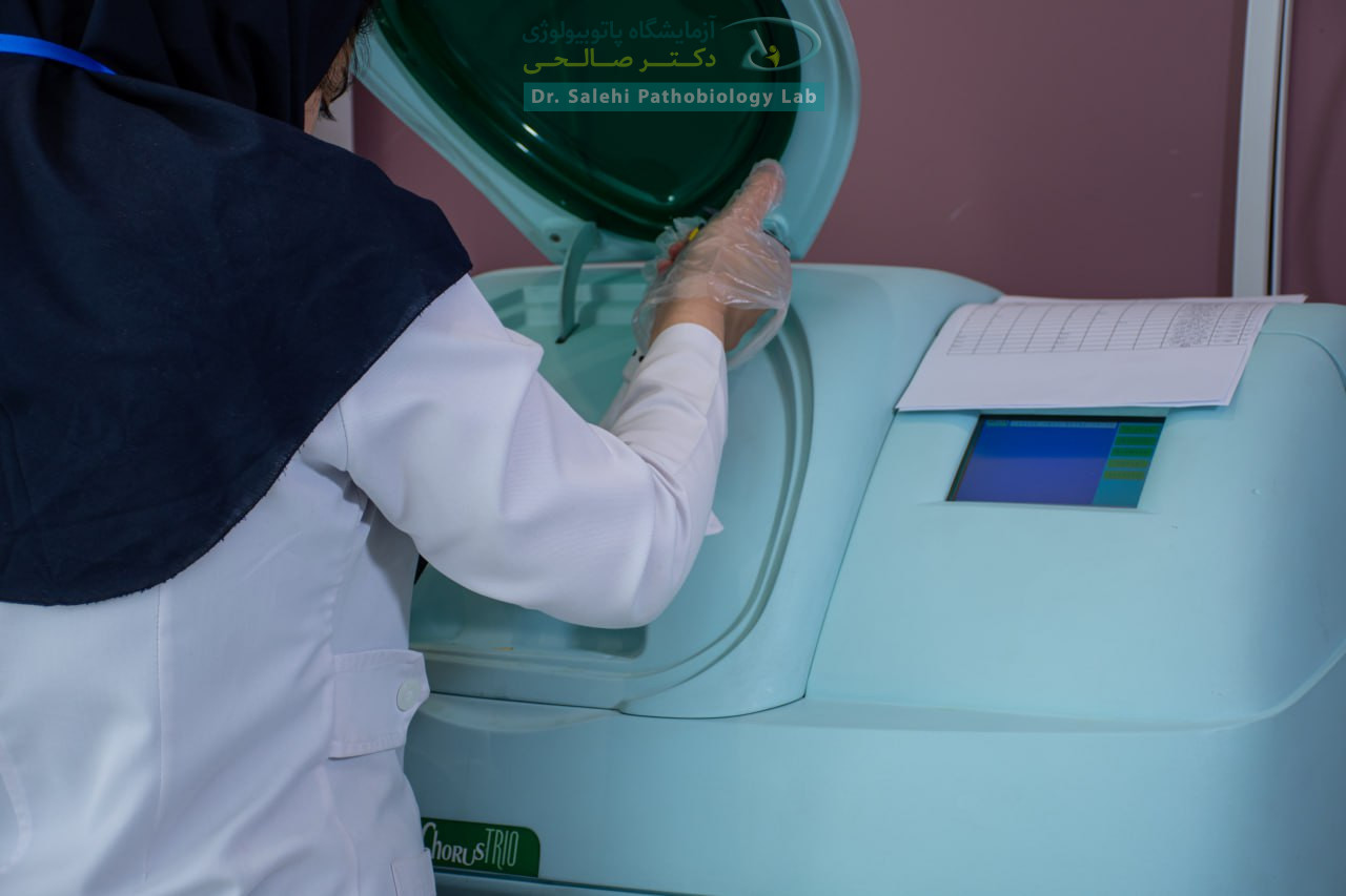 وجود متخصصان در بخش هورمونی آزمایشگاه دکتر صالحی